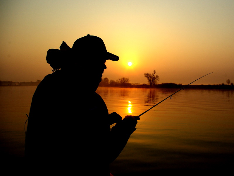 Ловить рыбу ночью. Рыбак на закате. Рыбалка ночью. Рыбак с удочкой. Рыбак на рыбалке.